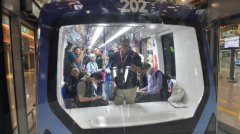 重启12天停三次 隆机场接驳车又故障 乘客被逼下车步行